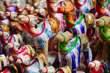 Mısır 'daki pazarda renkli hatıra deve dolması.