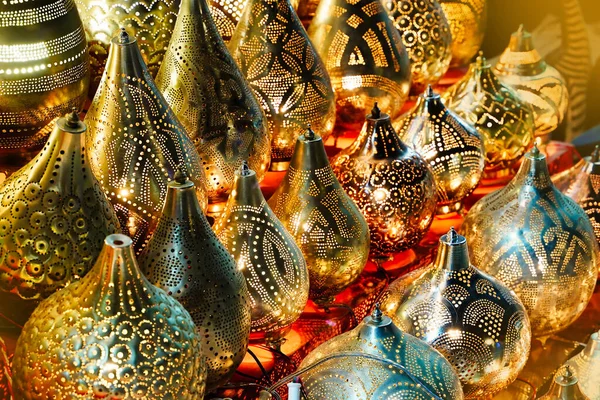 Oriental Metal crafts in Egypt. Selective focus. Gold, silver and copper lamp pieces in the Market. Background of oriental lampshades in a souk. — Stock Photo, Image