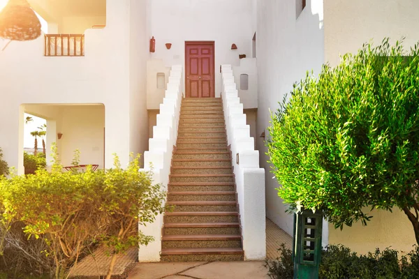 Detalle de escaleras y pared blanca de una casa en la calle de Egipto en Sharm El Sheikh —  Fotos de Stock