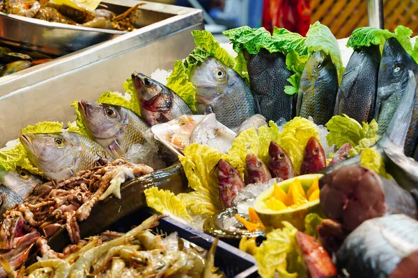 Zeevoedsel op ijs op de vismarkt — Stockfoto