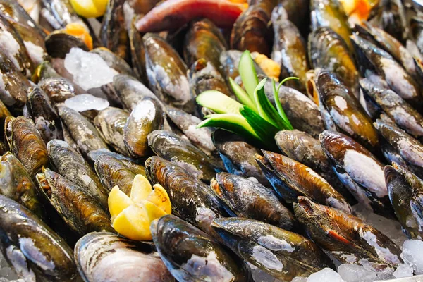 Mosselen. Verse mosselen. Zeevruchten Koken ingrediënten van een boerenmarkt — Stockfoto