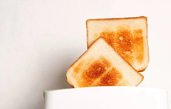 Torradeira com fatias de pão no fundo branco fechar, espaço para texto — Fotografia de Stock