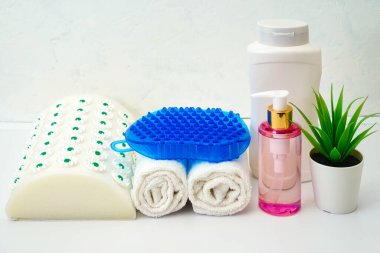 Akupunktur masaj yastığı. Kan dolaşımını iyileştirmek için yeşil beyaz mikro kenarları ve mıknatısları var. Beyaz havlular ve nemlendirici yağ, losyon. Kuznetsov uygulaması, yakın plan, alternatif tıp