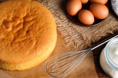 Ev yapımı yuvarlak sünger keki ya da şifonlu kek çok yumuşak ve lezzetli malzemelerle birlikte: yumurta, un, ahşap masa sütü. Arkaplan ve duvar kağıdı için ev yapımı fırın kavramı