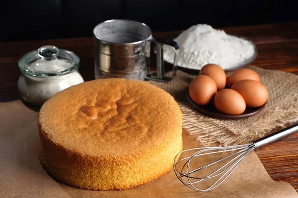 Bolo de esponja fresco. Biscoito de chiffon em fundo de madeira — Fotografia de Stock