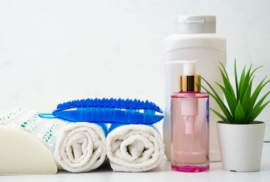 Kozmetik şişeleri ve beyaz havlu masa boş arkaplanda. Daha fazla eşya seti. Spa nesneleri..