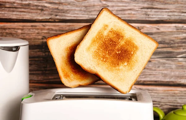 Grille-pain et deux toasts chauds prêts à servir pour le petit déjeuner — Photo