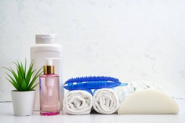 Yumuşak iğnelerden yapılmış eldiveni olan bir kadın yüzü için masaj aleti. Sağlık, kaldırma ve gençleştirme için yüz aktifleştirme. Sağlıklı yaşam tarzı ve sağlık koruma kavramı