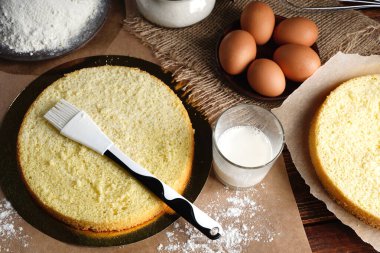 Vanilyalı bisküvi ve silikon fırçayla hamile kalma. Sünger bisküvili kek pişiriyorum. Ev yapımı kek pişirmek. Ev yapımı şekerlemeler.