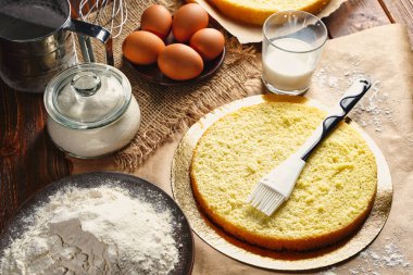 Vanilyalı bisküvi ve silikon fırçayla hamile kalma. Sünger bisküvili kek pişiriyorum. Ev yapımı kek pişirmek. Ev yapımı şekerlemeler.