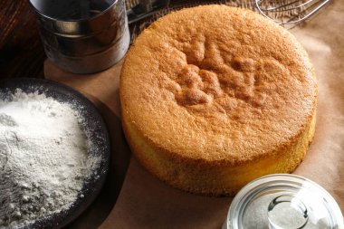 Ev yapımı yuvarlak sünger keki ya da şifonlu kek çok yumuşak ve lezzetli malzemelerle birlikte: yumurta, un, ahşap masa sütü. Arkaplan ve duvar kağıdı için ev yapımı fırın kavramı