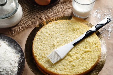 Silikon fırçalı bir bisküvi sütüyle hazırlamak ve hamile bırakmak. Sünger bisküvili kek pişiriyorum. Ev yapımı kek pişirmek. Ev yapımı şekerlemeler.