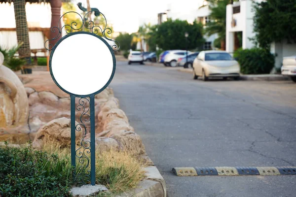 Plantilla redonda cartelera vacía en la calle de la ciudad. Lugar para la publicidad. —  Fotos de Stock