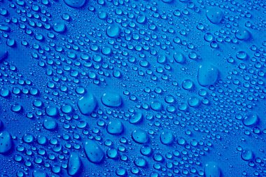 Kabarcıklarla kaplı şeffaf mavi sıvı serum jeli lekesi