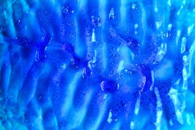 Kozmetik jel arka planı. Mavi şeffaf jel, dokusu ve kabarcıkları yakın.