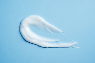 Mavi arka planda doğal nemlendirici kokusu. Krem, yüz ya da vücut losyonu. Cilt bakımı.