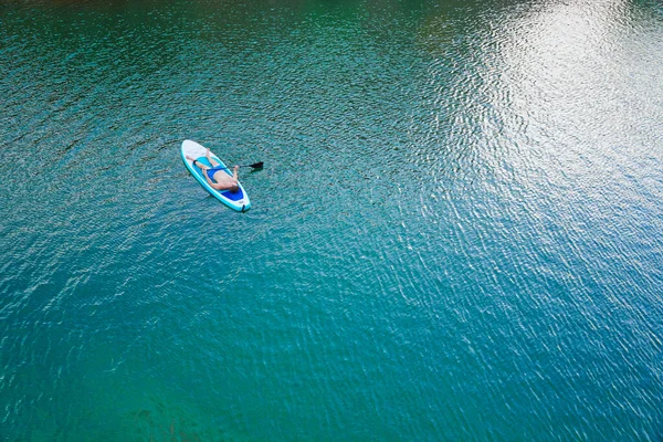 Paddleboard SUP Man si diverte a pedalare alle Hawaii. Attività ricreative di fitness. Attrezzature per il noleggio di spiagge in vacanza. — Foto Stock