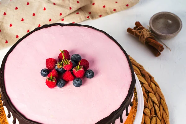 Strawberry yogurt cake decorated with fresh fruits and chocolate chunk. Delicious and sweet pink cake for Valentines or birthday party. Homemade bakery concept — Stock Photo, Image