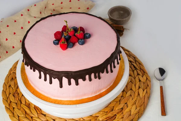 Homemade sponge cake with berries, pink cream and chocolate. Selective focus. — Stock Photo, Image