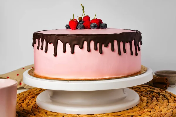 Homemade sponge cake with berries, pink cream and chocolate. Selective focus. — Stock Photo, Image