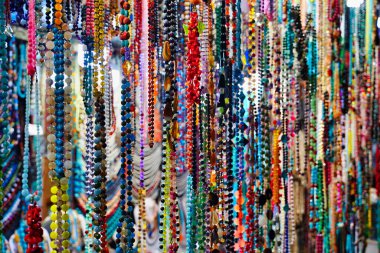 Pazarda ya da pazarda renkli cam boncuklar