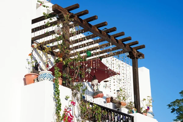 El toldo del sol de vigas de madera sobre fondo azul del cielo. —  Fotos de Stock