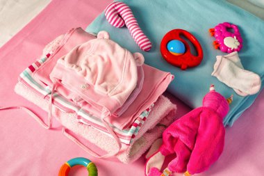 Bebek pembesi ve mavi elbiseler ve ekoseli aksesuarlar