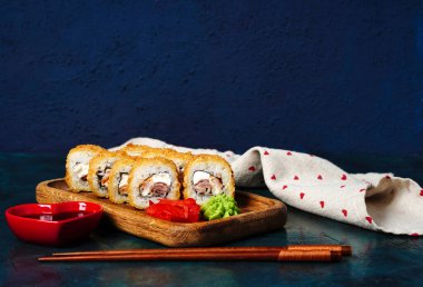 Kızarmış tempura suşi ruloları seçici odak noktasını fotokopi alanına ayarlar. Japon geleneksel füzyon yiyecek tarzı