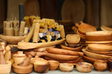 Çevre dostu ahşap tencere geri dönüşümlü yemek takımı. Rustik el yapımı temiz ekoloji araçları.