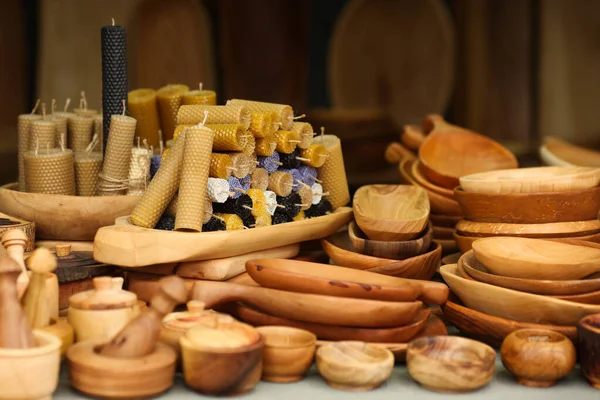 Çevre dostu ahşap tencere geri dönüşümlü yemek takımı. Rustik el yapımı temiz ekoloji araçları.