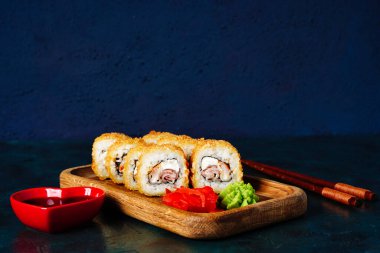 Suşi unagi, tempura California 'yı somon, karides, ton balığı, havyar ve peynirle kaplıyor...