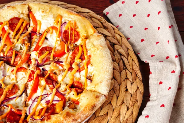 Горячая пицца с сыром моцарелла и помидорами. Пицца готова к еде, скопировать пространство — стоковое фото