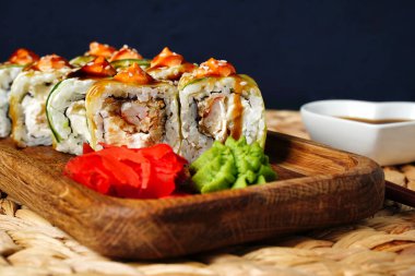 Baharatlı soslu salatalığa sarılmış karidesli japon dürümleri.