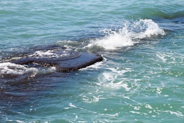 Dalgalı deniz seçici odak noktasını kapatır. Bir sürü deniz köpüğü sahnesi olan güzel mavi dalgalar yukarıdan, yakından baktı. Mavi denizde köpük. Güzellik