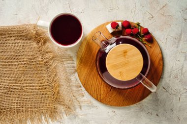 Çilek çayı ve çaydanlık kırsal bej arka planda