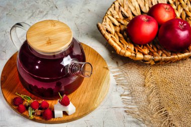Kırmızı çay, ahududu ve elmalı şeffaf çaydanlık. Antioksidan detoks ev sağlığı içeceği. Boşluğu kopyala