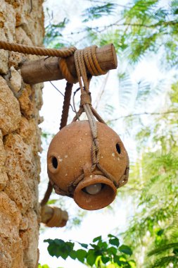 Eski şehrin tuğla duvarında Clay Lantern. Fikir tasarımı klasik tarzda dış görünüştür.