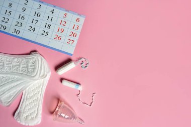 Adet takvimi, hijyenik ped, tampon ve peçete. Kadınlarda düzenli döngünün kontrolü.