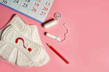 Adet takvimi, hijyenik ped, tampon ve peçete. Kadınlarda düzenli döngünün kontrolü.