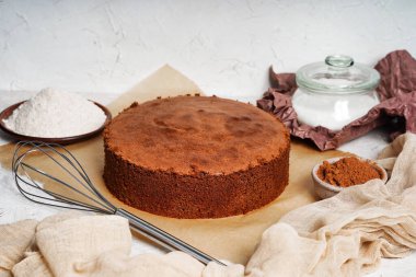 Ev yapımı çikolatalı bisküvi keki hazırlamak ve pişirmek. Ev yapımı kek, mesaj için kopya alanı. Ev yapımı şekerlemeler.