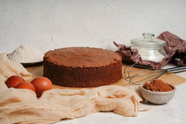 Fotokopi yeri ve bisküvi kaplı çikolatalı kek. Yumurta, un ve kakao karışımı çok yumuşak ve lezzetli..