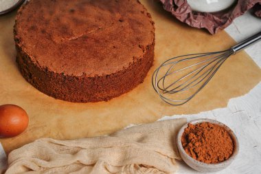 Fotokopi yeri ve bisküvi kaplı çikolatalı kek. Yumurta, un ve kakao karışımı çok yumuşak ve lezzetli..