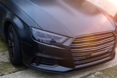 Arabanın parçası siyah vinil, mat kaplama, çizik önleyici ve toz geçirmez. Yüksek kalite fotoğraf