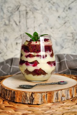 Şeffaf cam, katmanlı tatlı, çikolatalı pasta, krem şanti, böğürtlen. Yüksek kalite fotoğraf