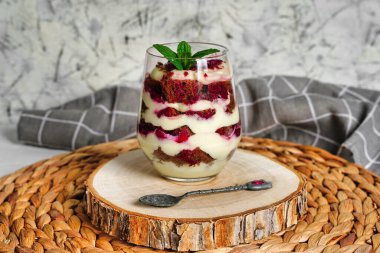 Şeffaf cam, katmanlı tatlı, çikolatalı pasta, krem şanti, böğürtlen. Yüksek kalite fotoğraf