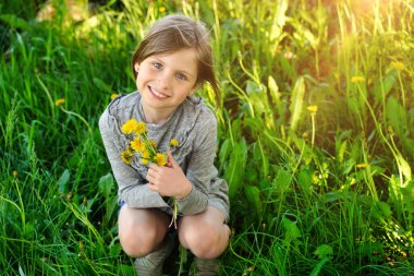 Mutlu çocuk alerjiden kurtuldu. Polen alerjisi semptomları olmadan doğanın tadını çıkarmak. Yüksek kalite fotoğraf