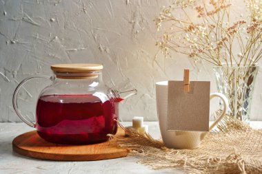 Cam çaydanlıkta sıcak meyve çayı ve metin yazmak için fotokopi alanı olan bir fincan. Yüksek kalite fotoğraf