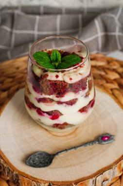 Şeffaf cam, katmanlı tatlı, çikolatalı pasta, krem şanti, böğürtlen. Yüksek kalite fotoğraf