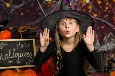 Küçük kız Cadılar Bayramı 'nda eğleniyor. Yüksek kalite fotoğraf