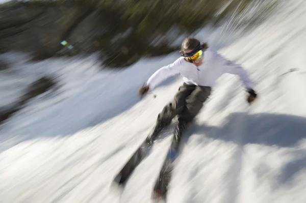 Bewegung unscharfes Bild von einem erfahrenen Skifahrer. — Stockfoto